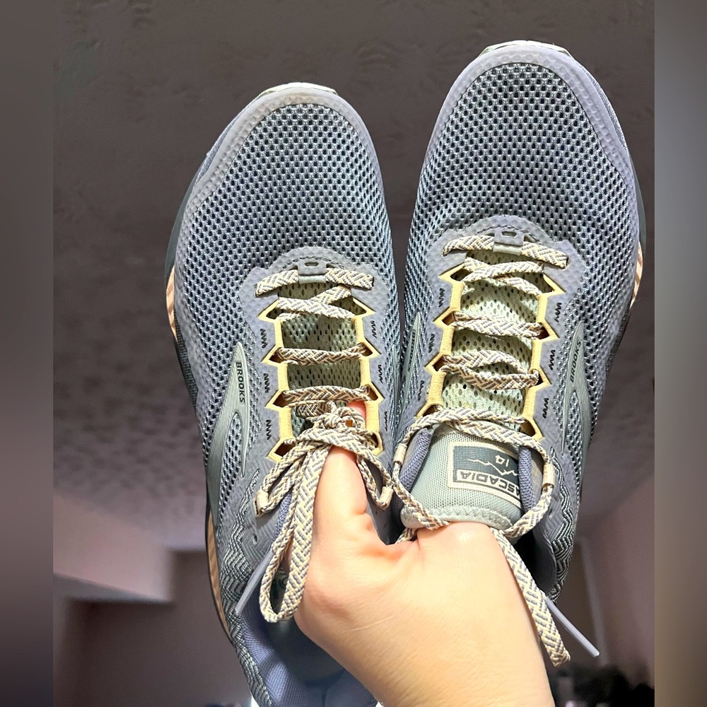 Brooks Cascadia 14 10.5 women’s.